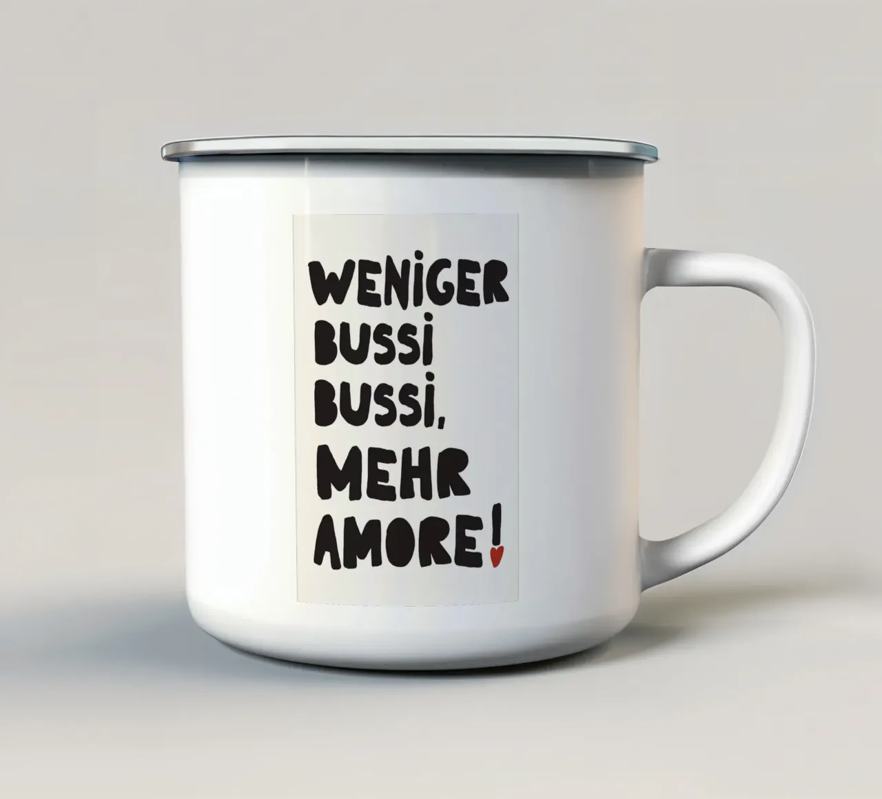 Weniger Bussi, mehr Amore – Bold Typo Poster tazza in smalto da QuooodZ by MooodzArt