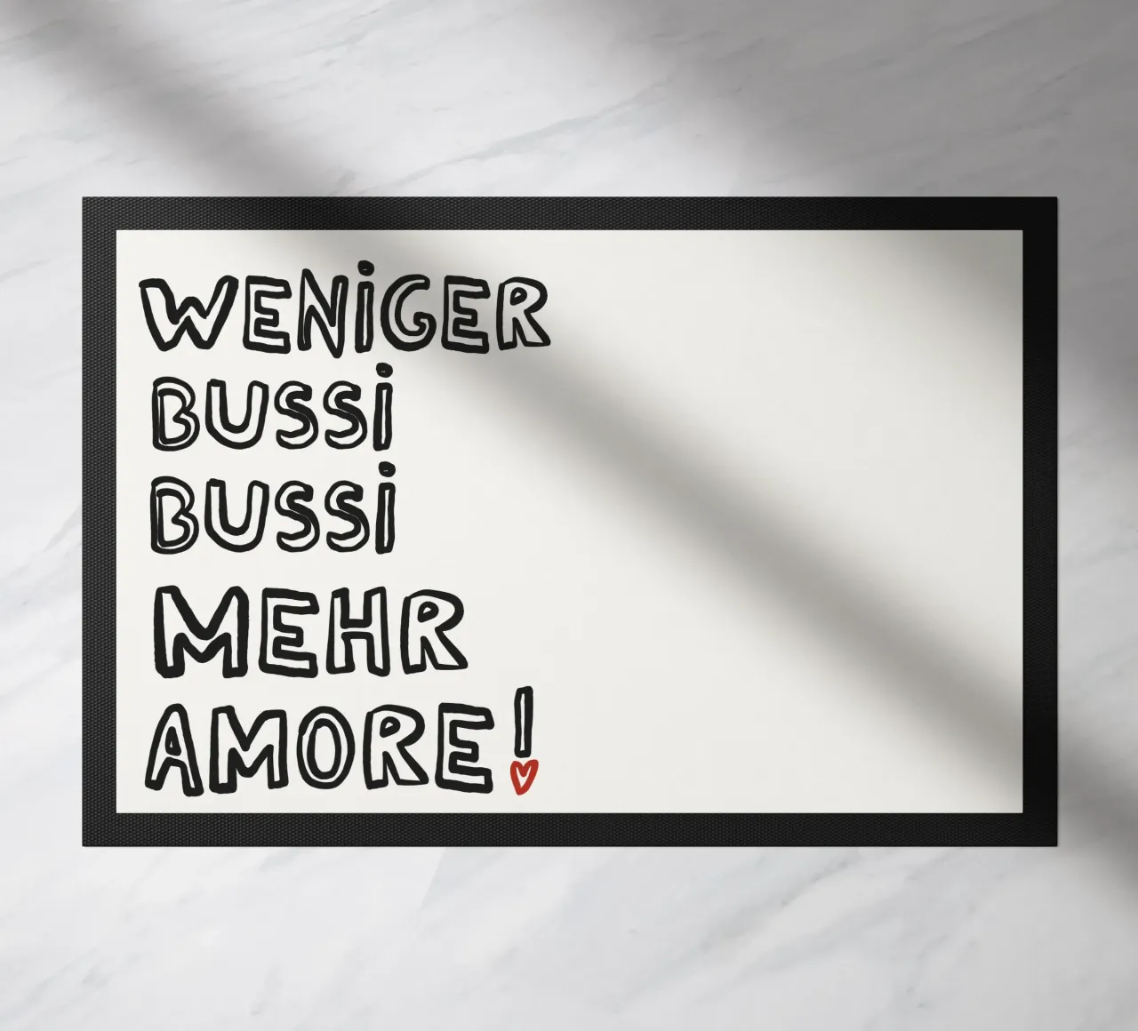 Weniger Bussi, mehr Amore – Outline Typo Poster zerbino da Studio Mooodz