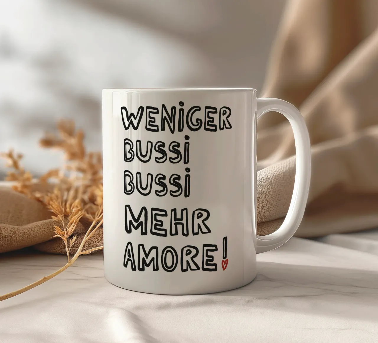 Weniger Bussi, mehr Amore – Outline Typo Poster tazza in ceramica da Studio Mooodz