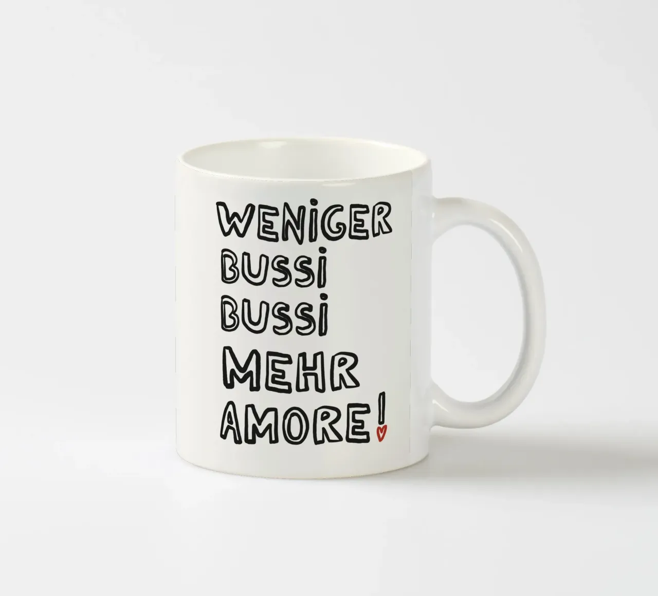 Weniger Bussi, mehr Amore – Outline Typo Poster tazza in ceramica da Studio Mooodz