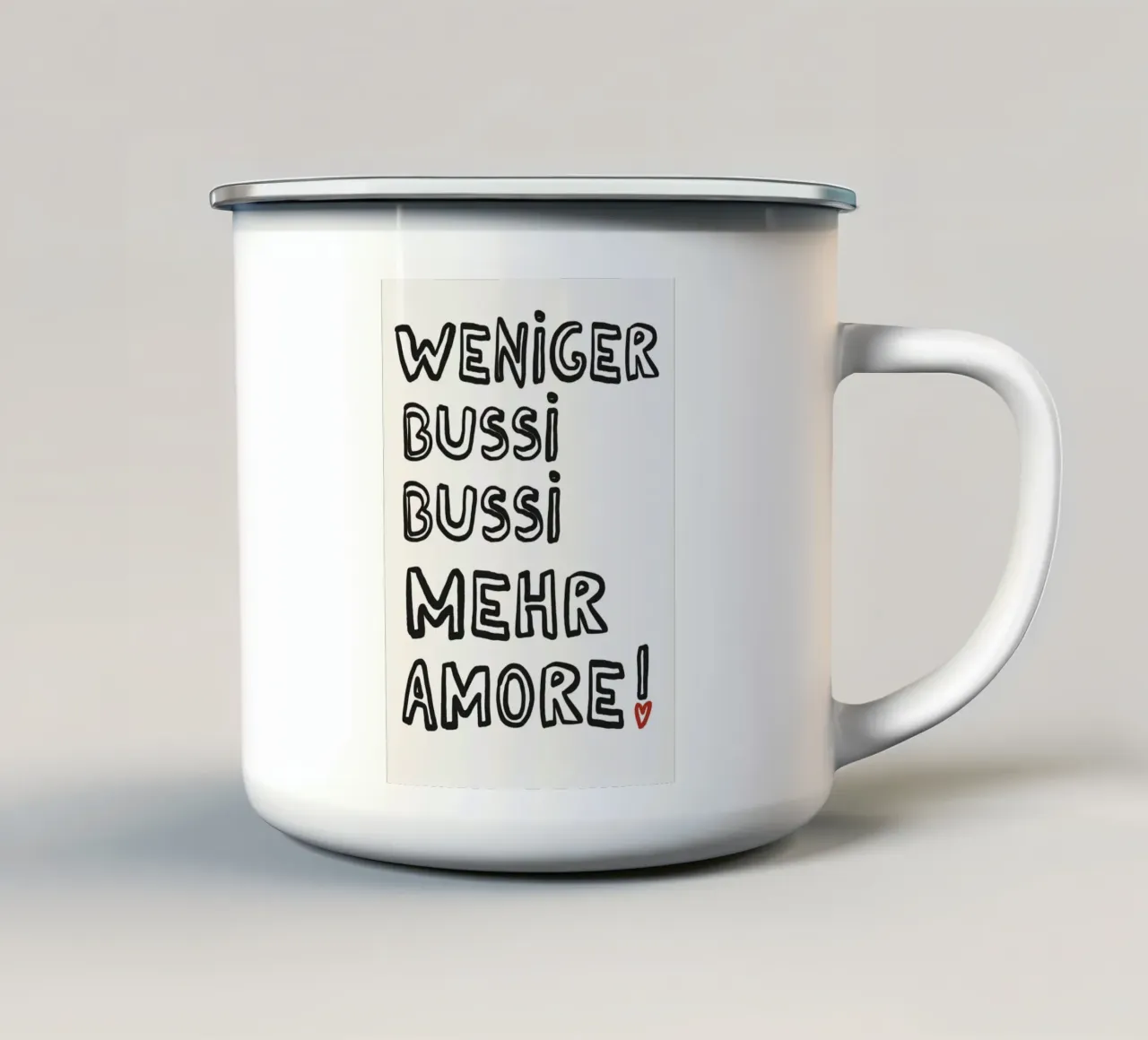 Weniger Bussi, mehr Amore – Outline Typo Poster tazza in smalto da Studio Mooodz