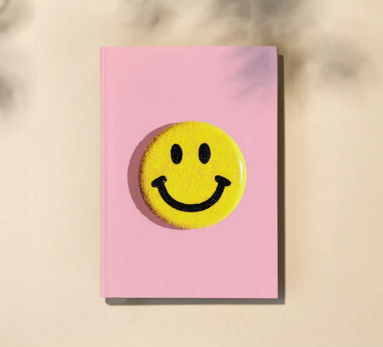 Smiley jaune Dopamine Button Flat Lay carnet de notes de Nikis Art Studio