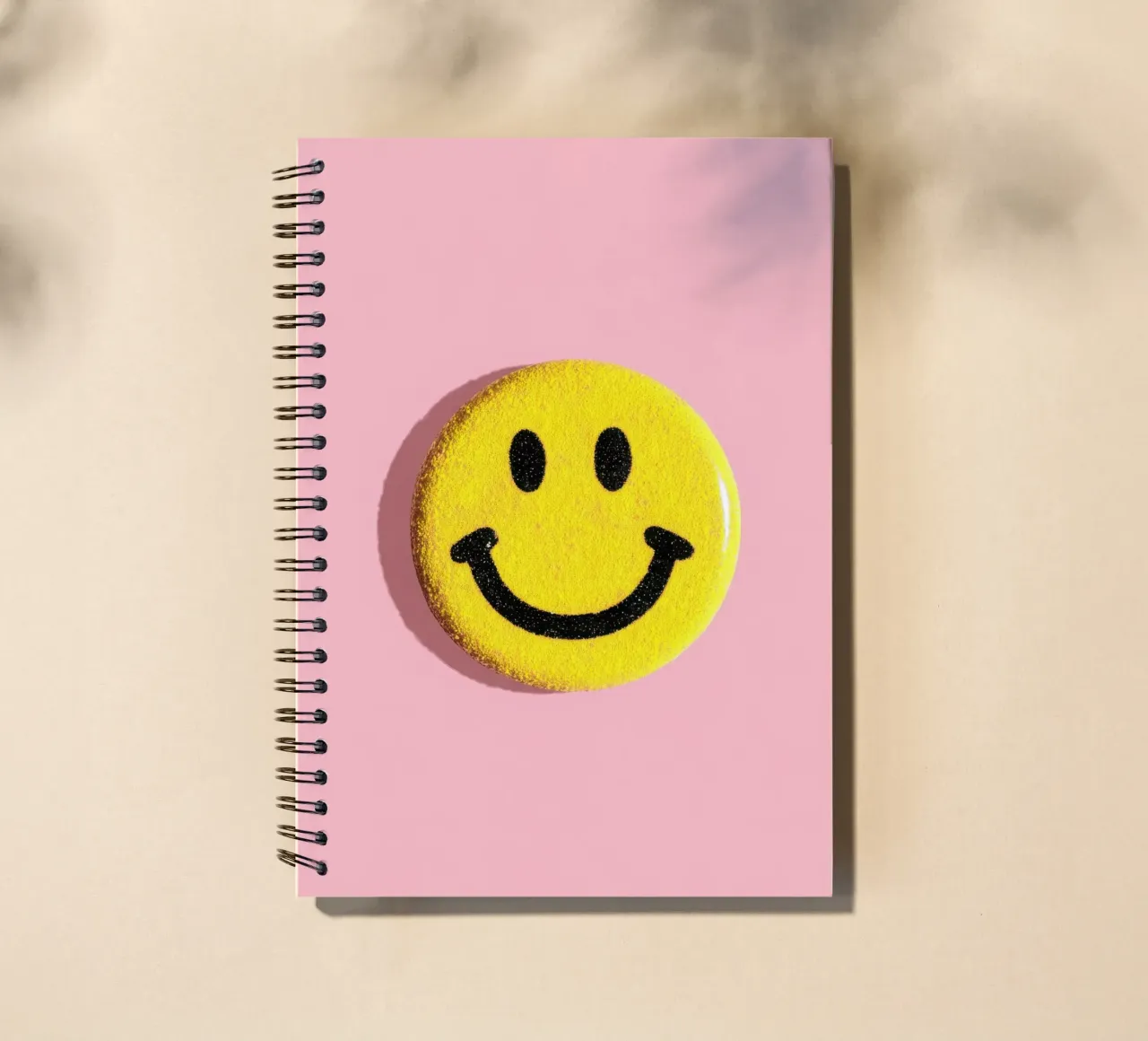 Smiley jaune Dopamine Button Flat Lay carnet à spirale de Nikis Art Studio