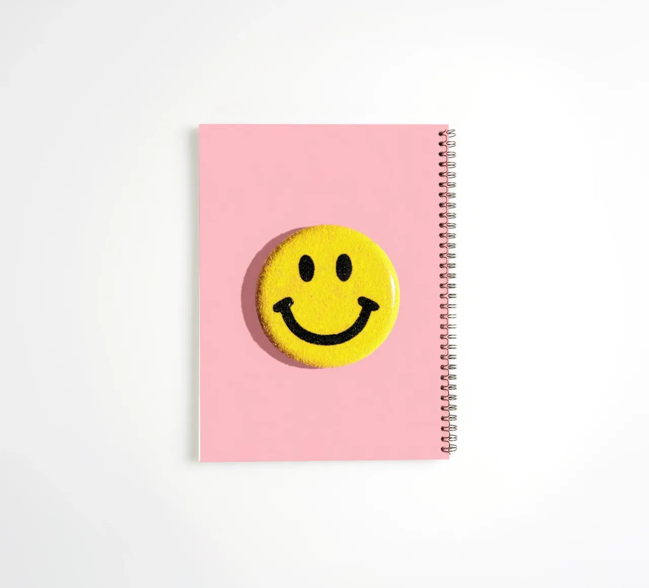 Gelber Smiley Dopamin Button Flat Lay Ringbuch von Nikis Art Studio