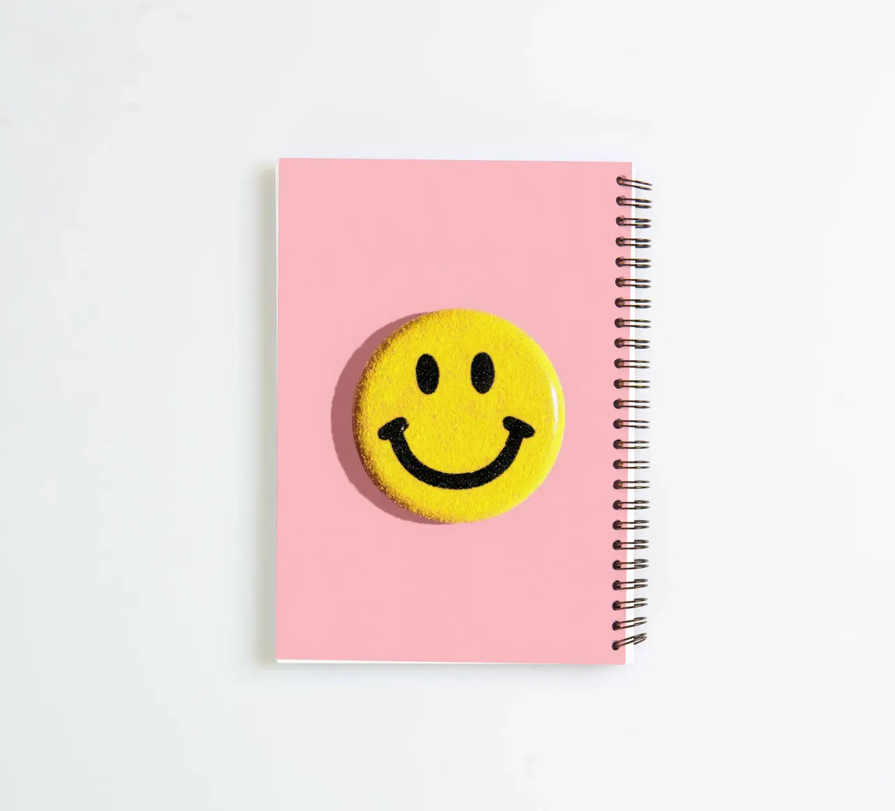 Gelber Smiley Dopamin Button Flat Lay Ringbuch von Nikis Art Studio