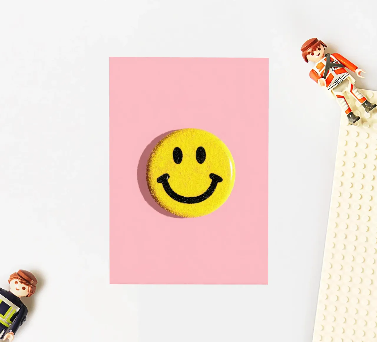 Smiley jaune Dopamine Button Flat Lay autocollant de Nikis Art Studio