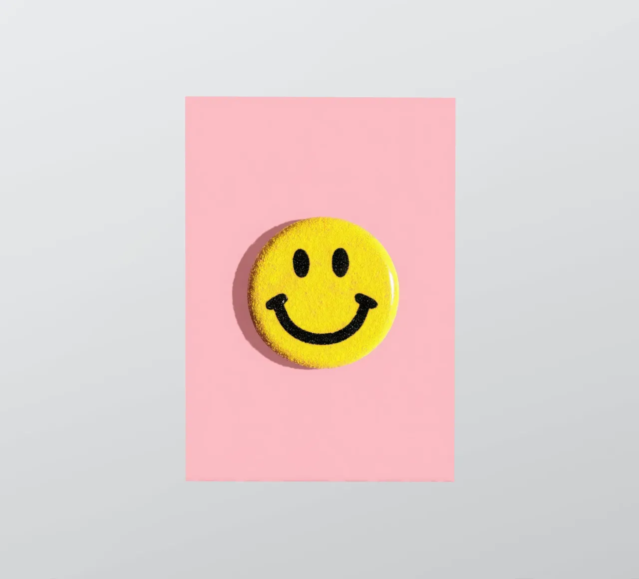Smiley jaune Dopamine Button Flat Lay autocollant de Nikis Art Studio