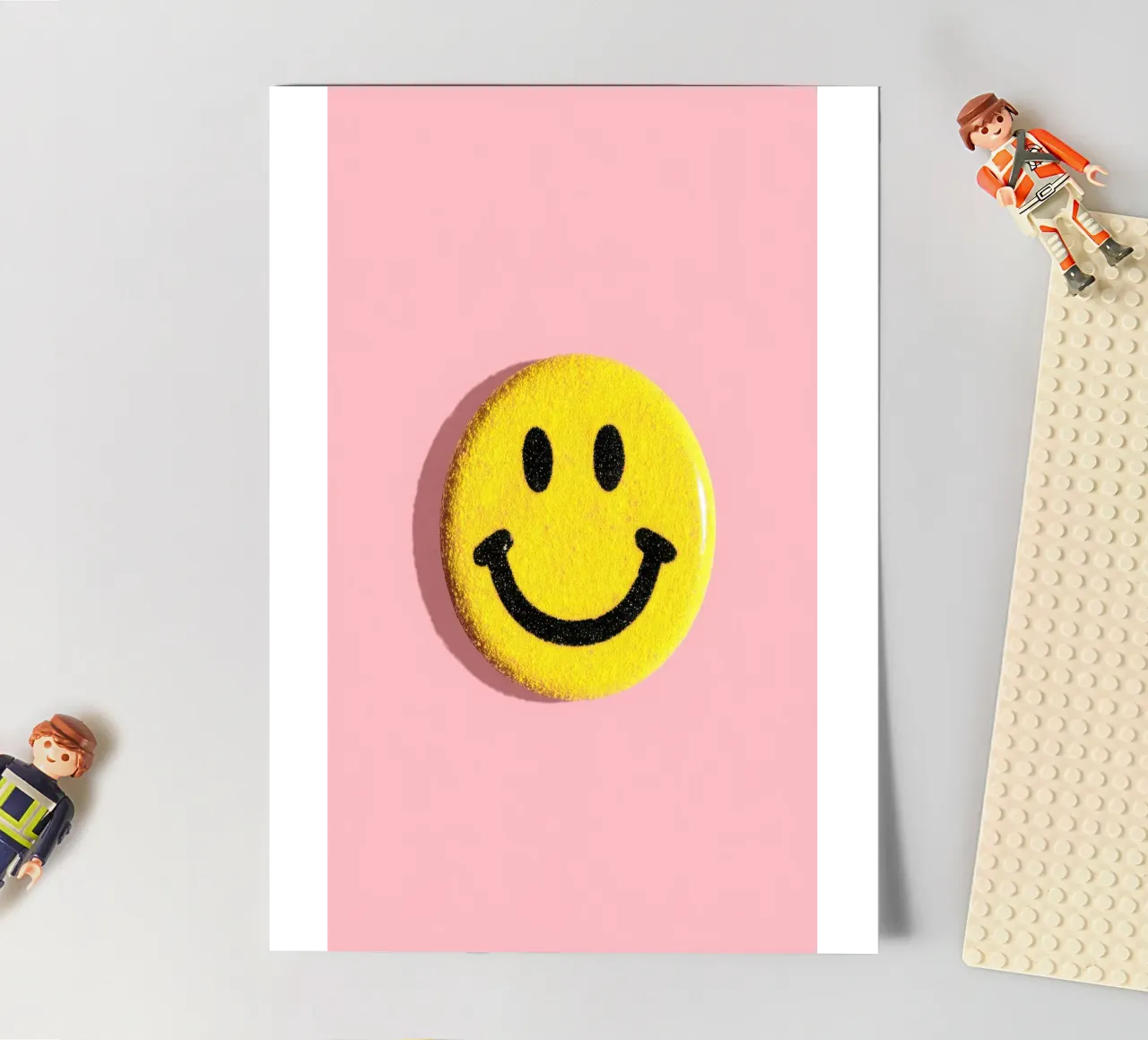 Smiley jaune Dopamine Button Flat Lay planche autocollant de Nikis Art Studio