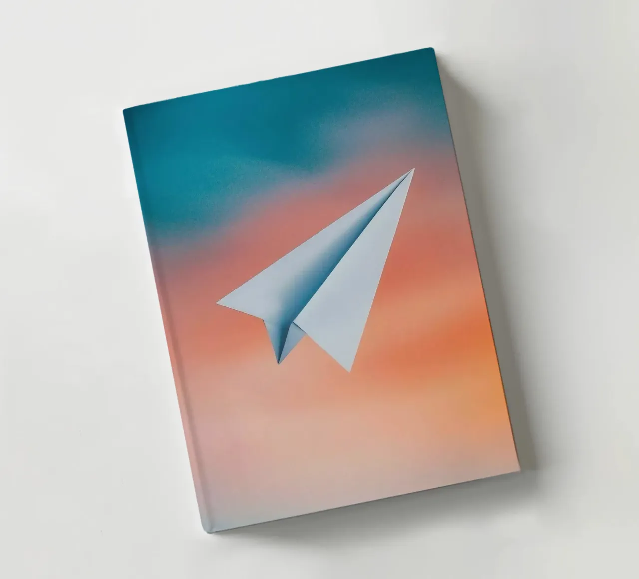 paper plane in gradient Notizbuch von scoten