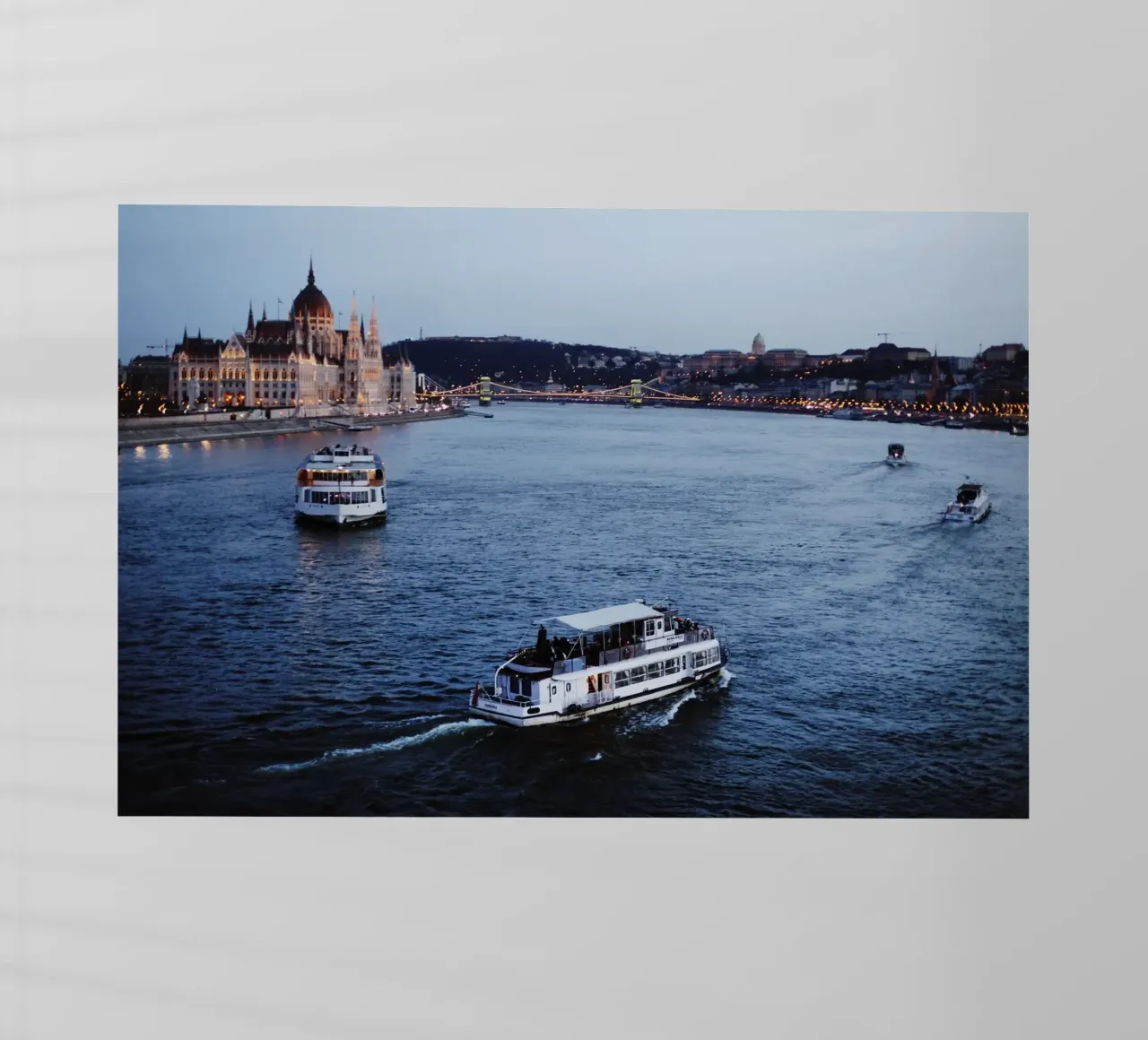 Navi sul Danubio a Budapest, Ungheria pellicola backlit da fotokunst