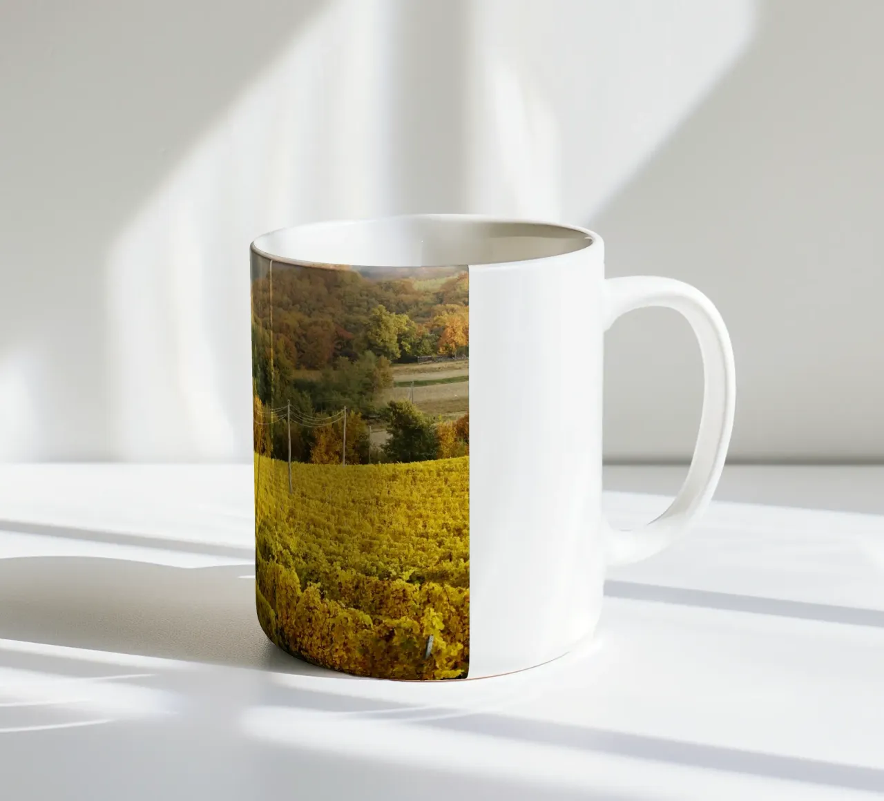 Vigneto a Gerusalemme, Slovenia tazza in ceramica da Simon Koy