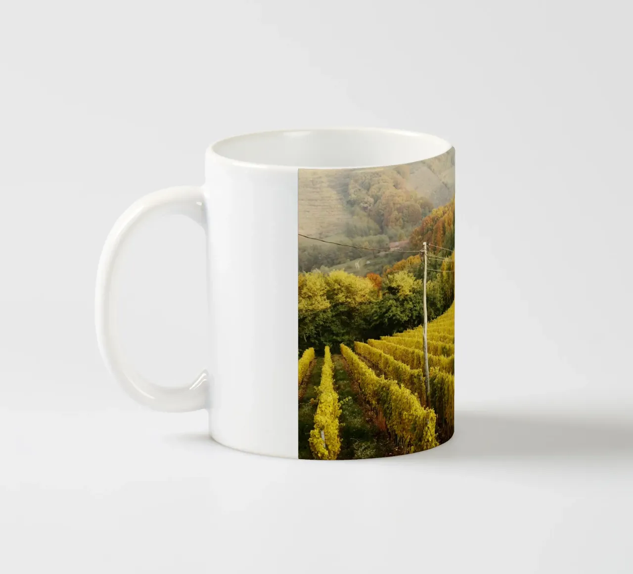 Vigneto a Gerusalemme, Slovenia tazza in ceramica da Simon Koy