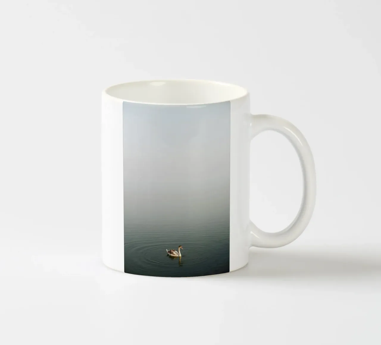 Cigno sul lago Balaton, Ungheria tazza in ceramica da Simon Koy