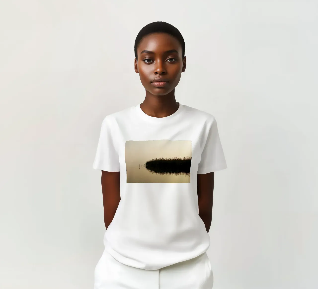Tardo autunno sul lago Balaton, Ungheria t-shirt da Simon Koy