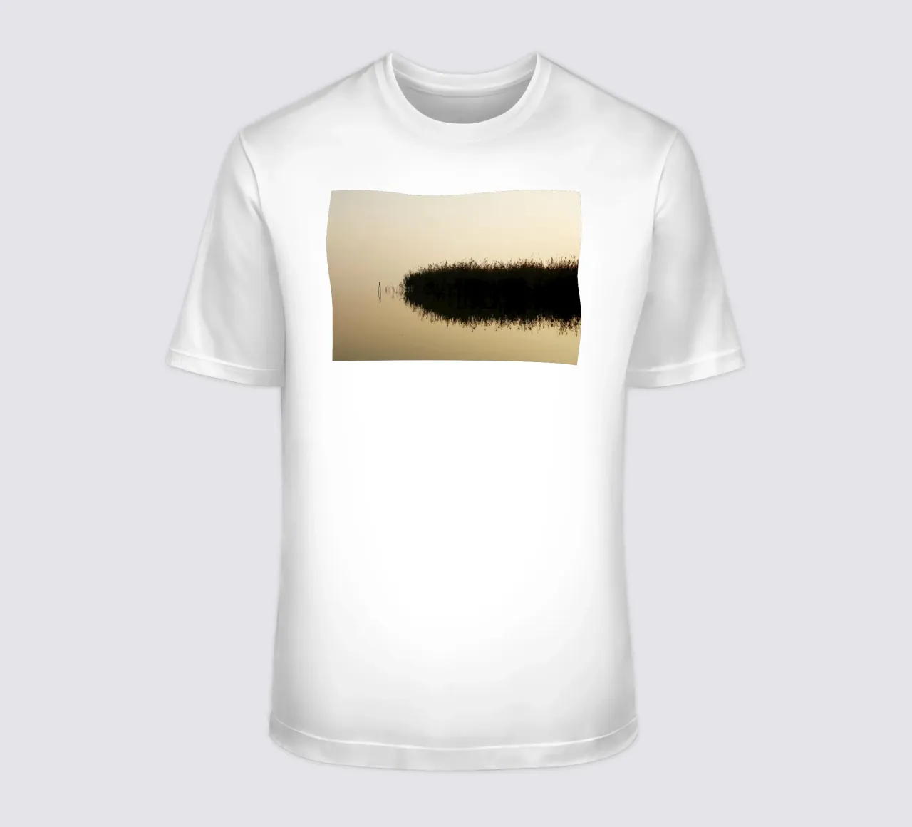 Tardo autunno sul lago Balaton, Ungheria t-shirt da Simon Koy