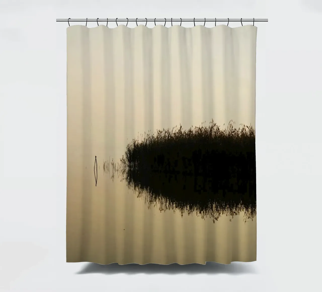 Spätherbst am Plattensee, Ungarn Duschvorhang von Simon Koy