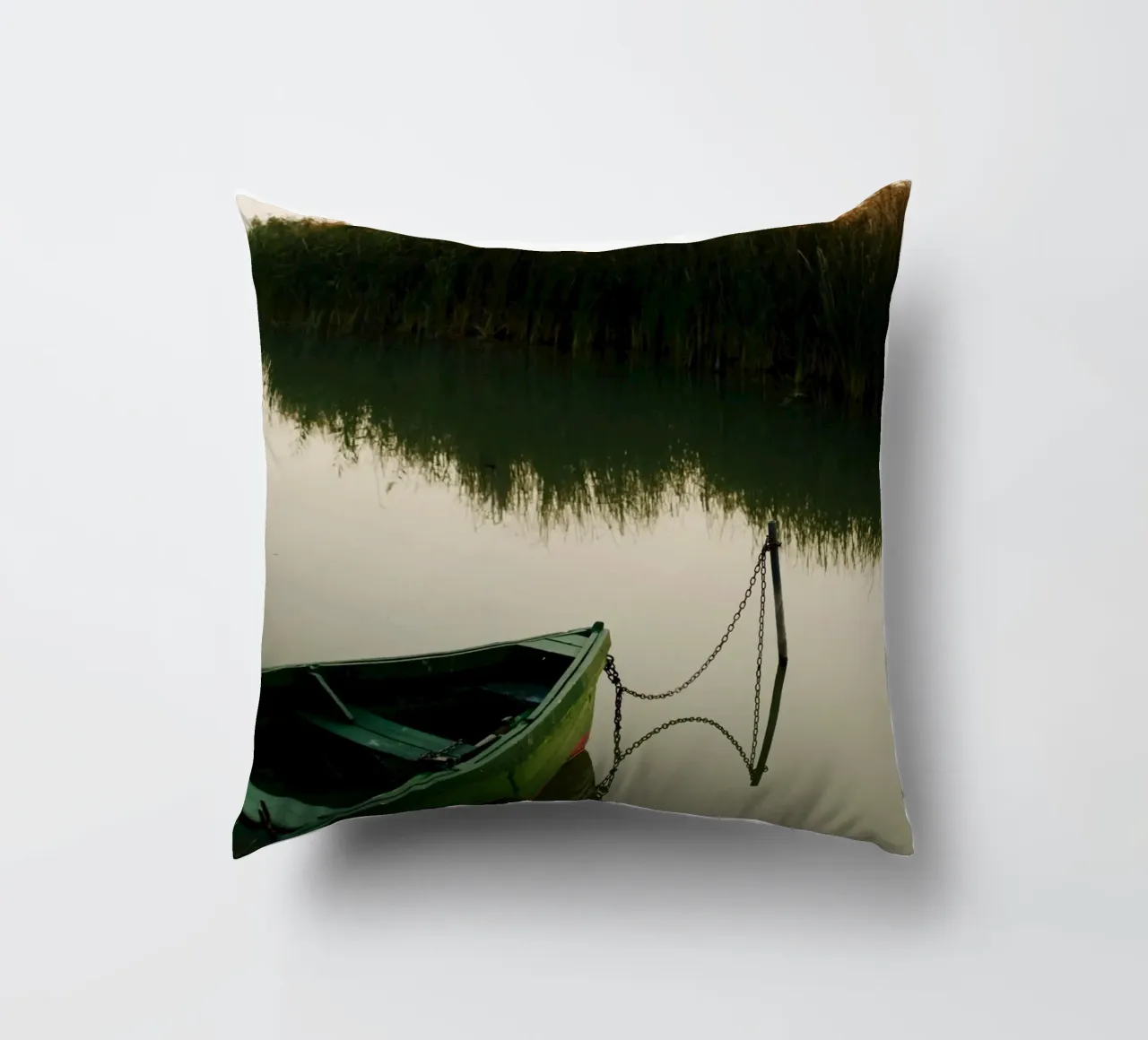 Riflesso sul lago Balaton, Ungheria cuscino da Simon Koy