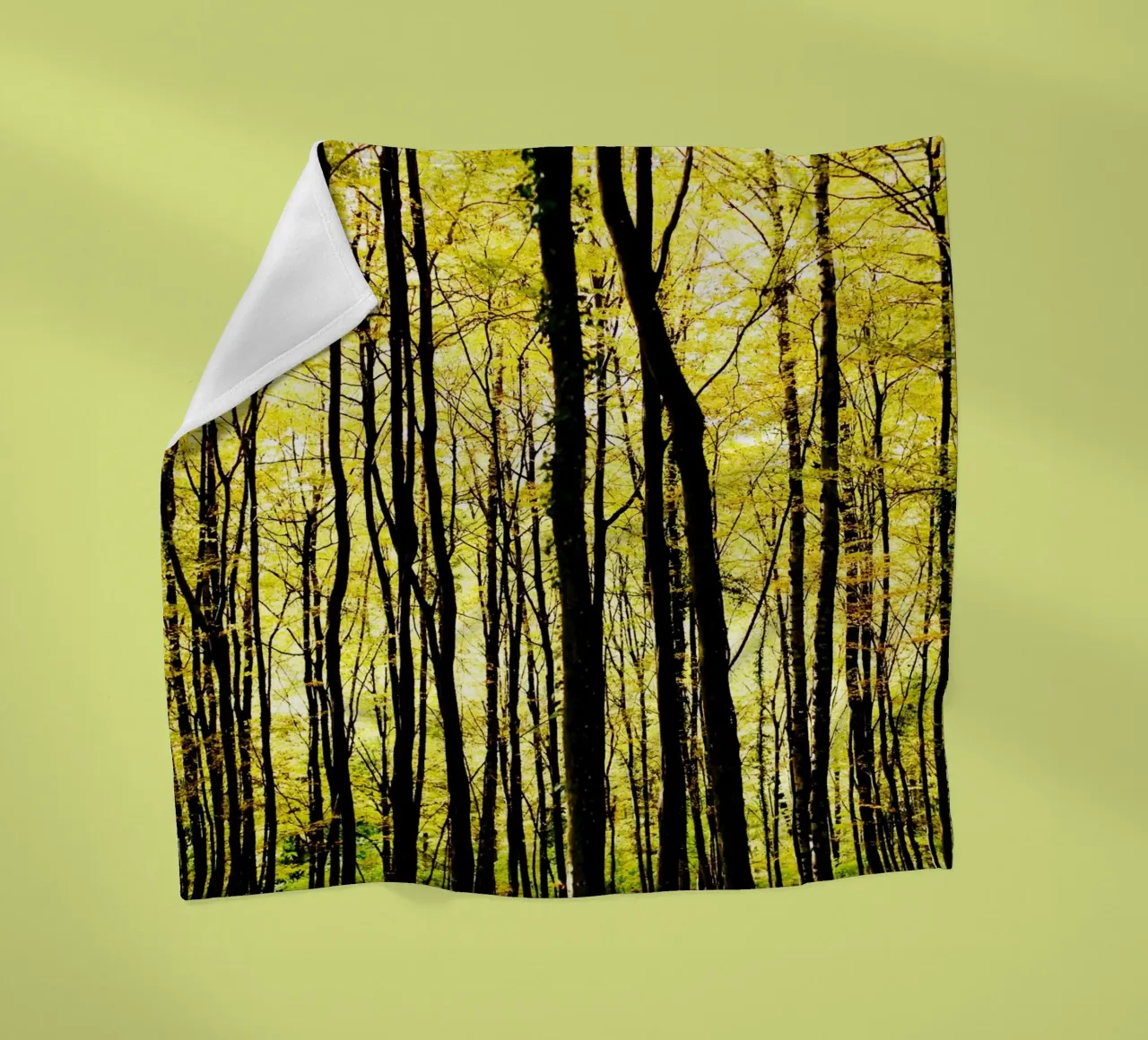 herbstlicher, grafischer Wald in slowenien Fleecedecke von fotokunst