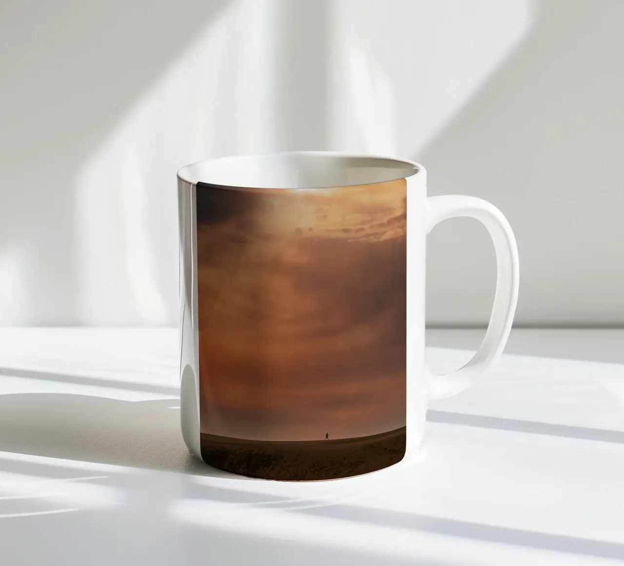 Esplosione di nubi nel deserto di Tottori, Giappone tazza in ceramica da Marcel Bisig