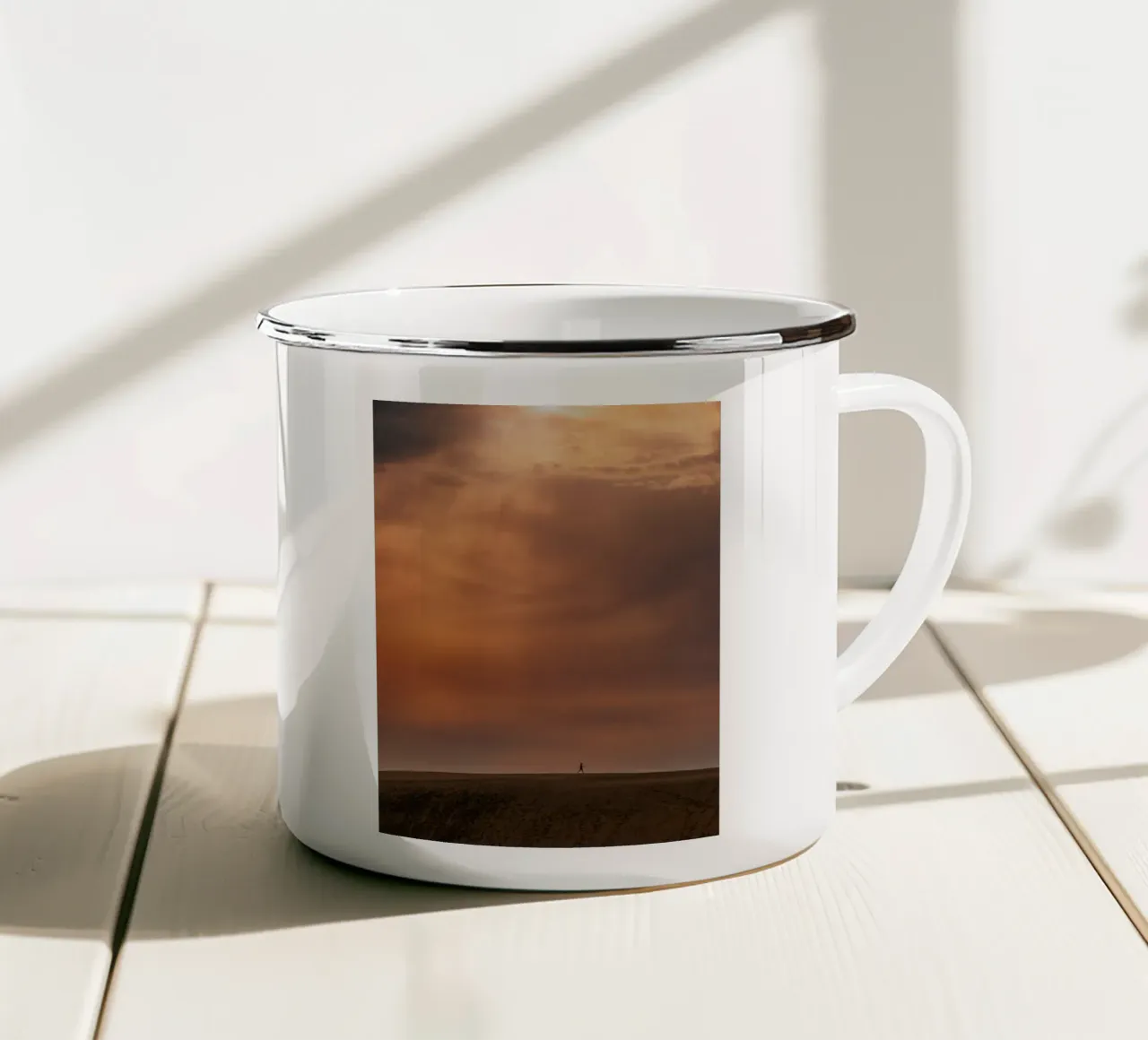 Esplosione di nubi nel deserto di Tottori, Giappone tazza in smalto da Marcel Bisig