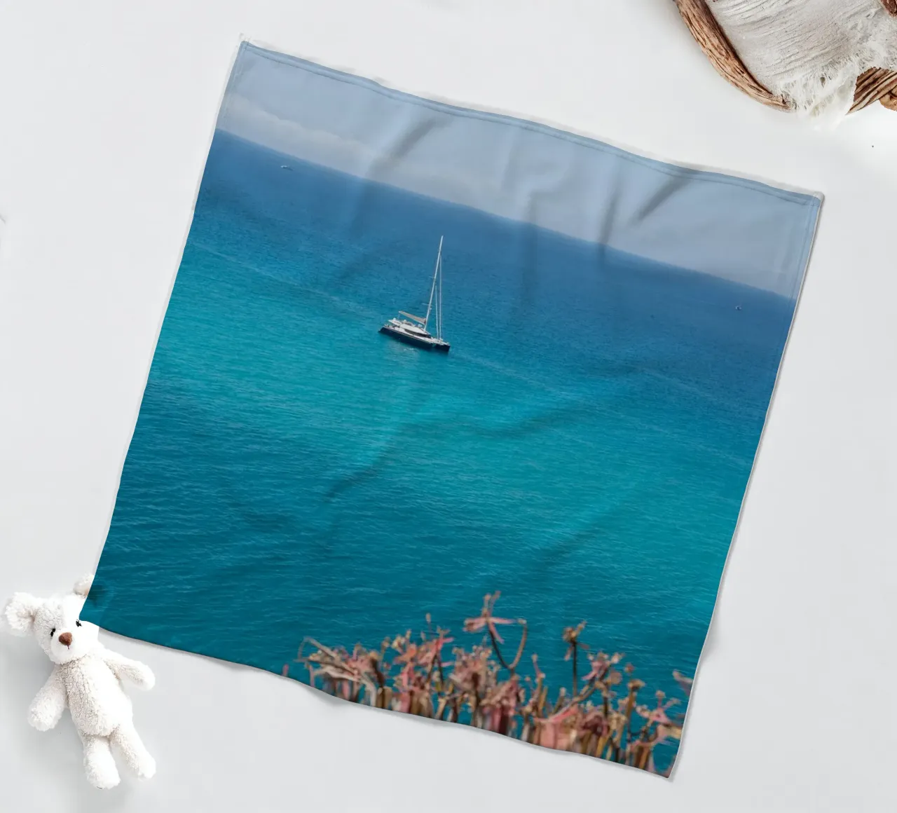 Sailing on the Mediterranean Sea coperta in pile da photolovers