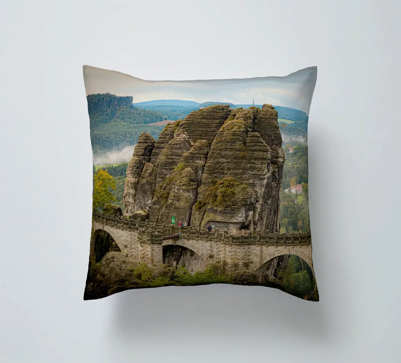 Bastei / Ponte di Bastei - Svizzera sassone in autunno cuscino da Bold and Retro