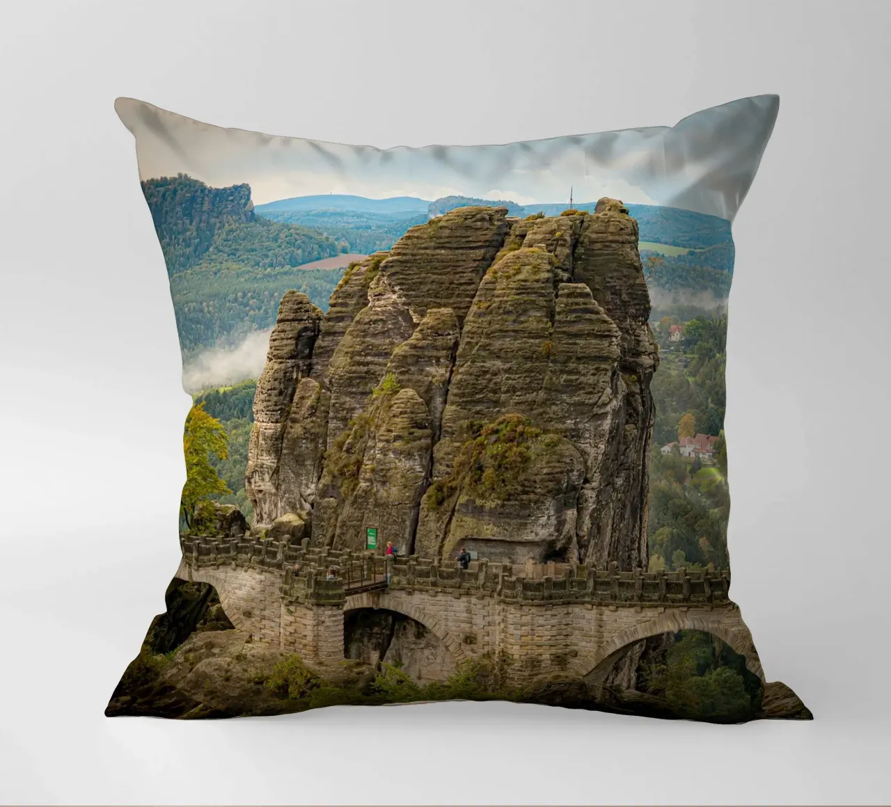 Bastei / Ponte di Bastei - Svizzera sassone in autunno cuscino da Bold and Retro
