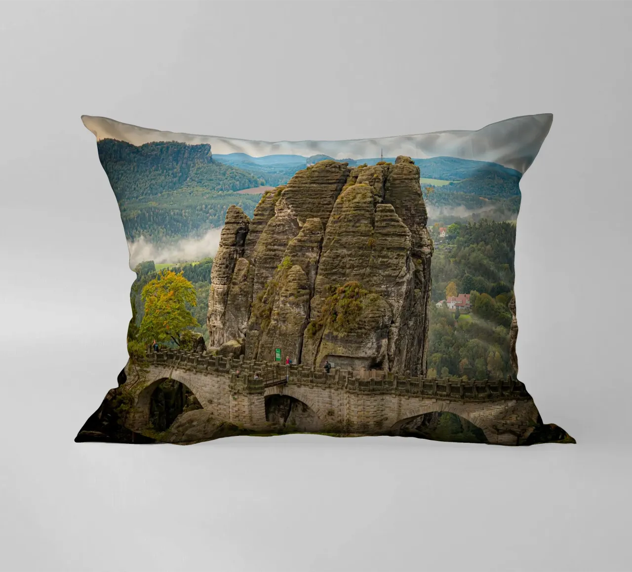 Bastei / Ponte di Bastei - Svizzera sassone in autunno cuscino da Bold and Retro