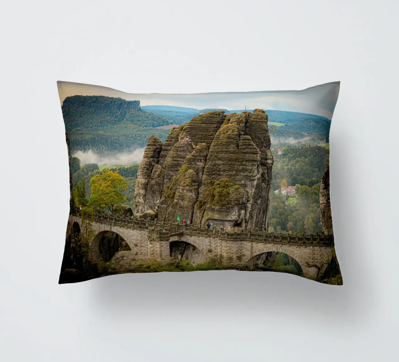 Bastei / Ponte di Bastei - Svizzera sassone in autunno cuscino da Bold and Retro