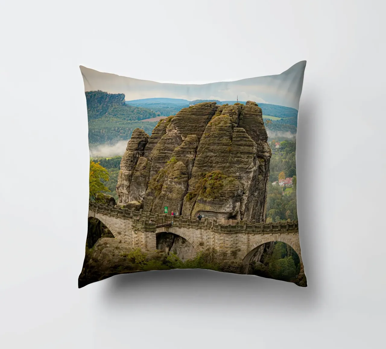 Bastei / Ponte di Bastei - Svizzera sassone in autunno cuscino da Bold and Retro