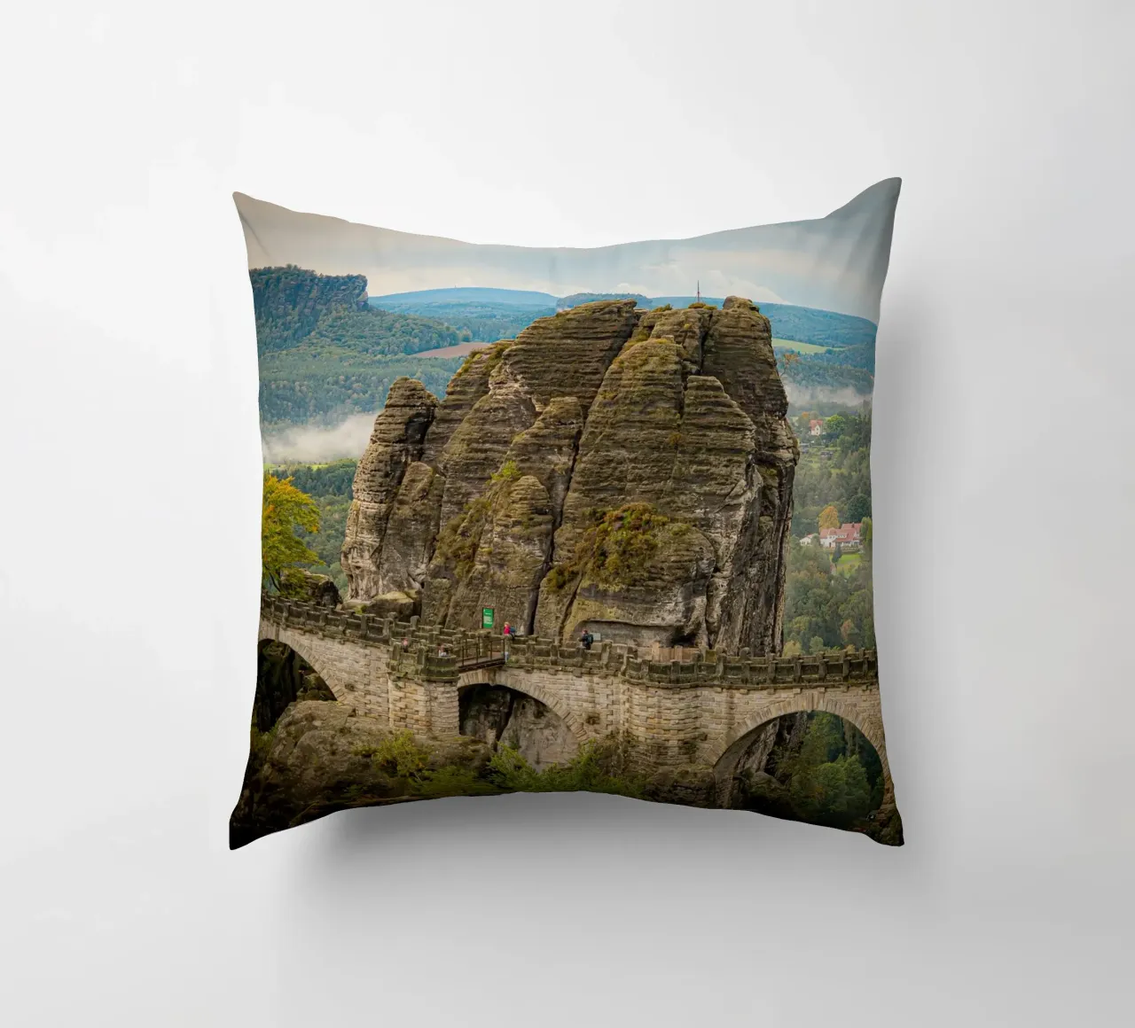 Bastei / Ponte di Bastei - Svizzera sassone in autunno cuscino da Bold and Retro