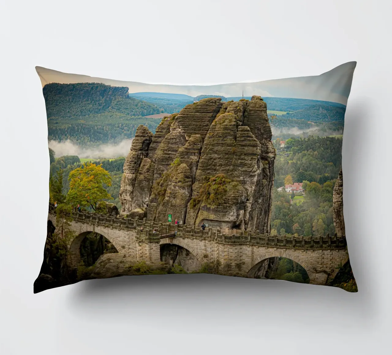 Bastei / Ponte di Bastei - Svizzera sassone in autunno cuscino da Bold and Retro