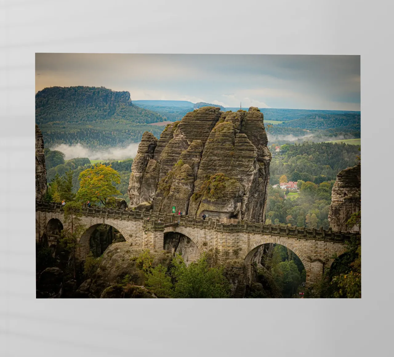 Bastei / Ponte di Bastei - Svizzera sassone in autunno pellicola backlit da Bold and Retro