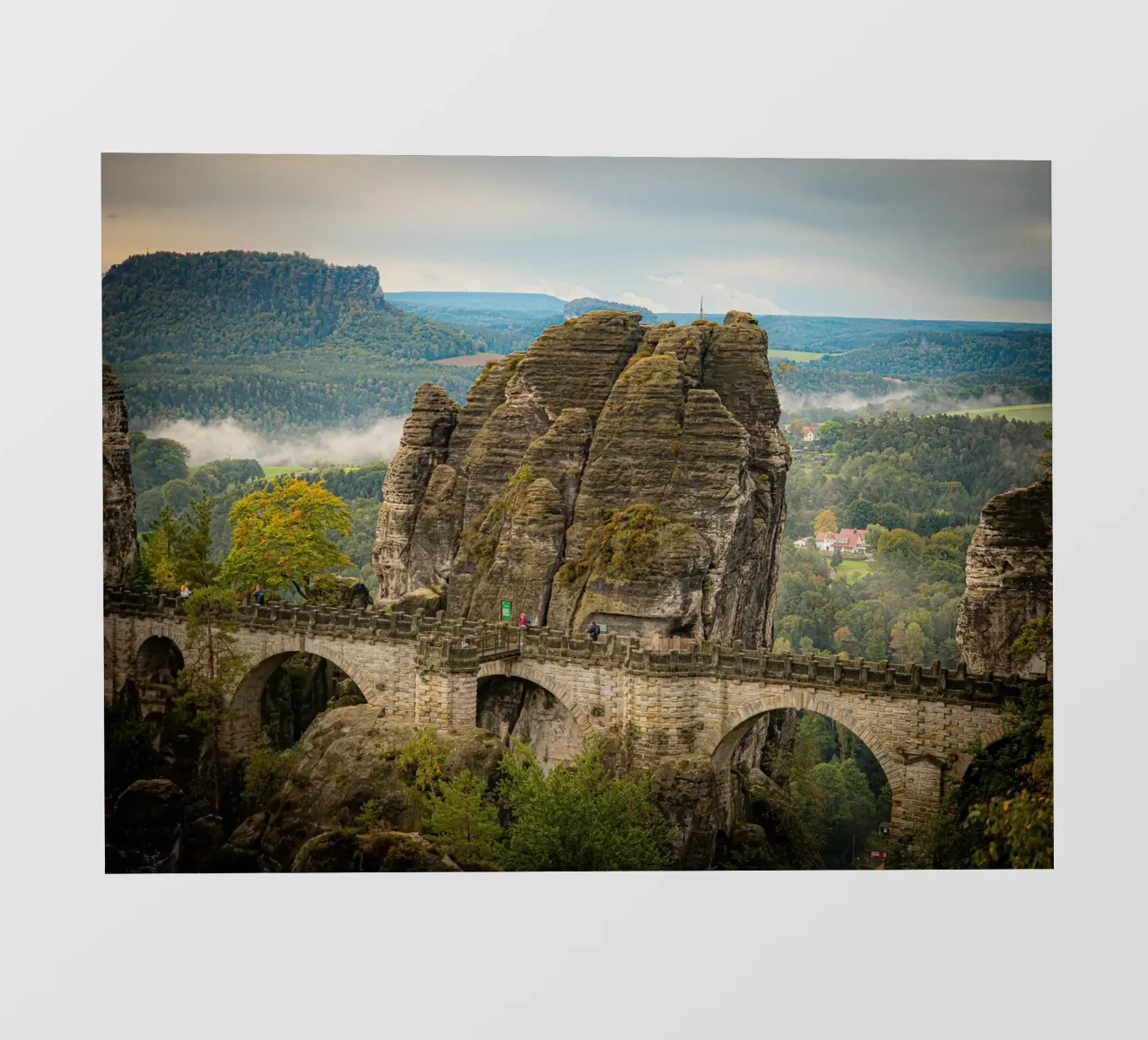 Bastei / Ponte di Bastei - Svizzera sassone in autunno pellicola backlit da Bold and Retro