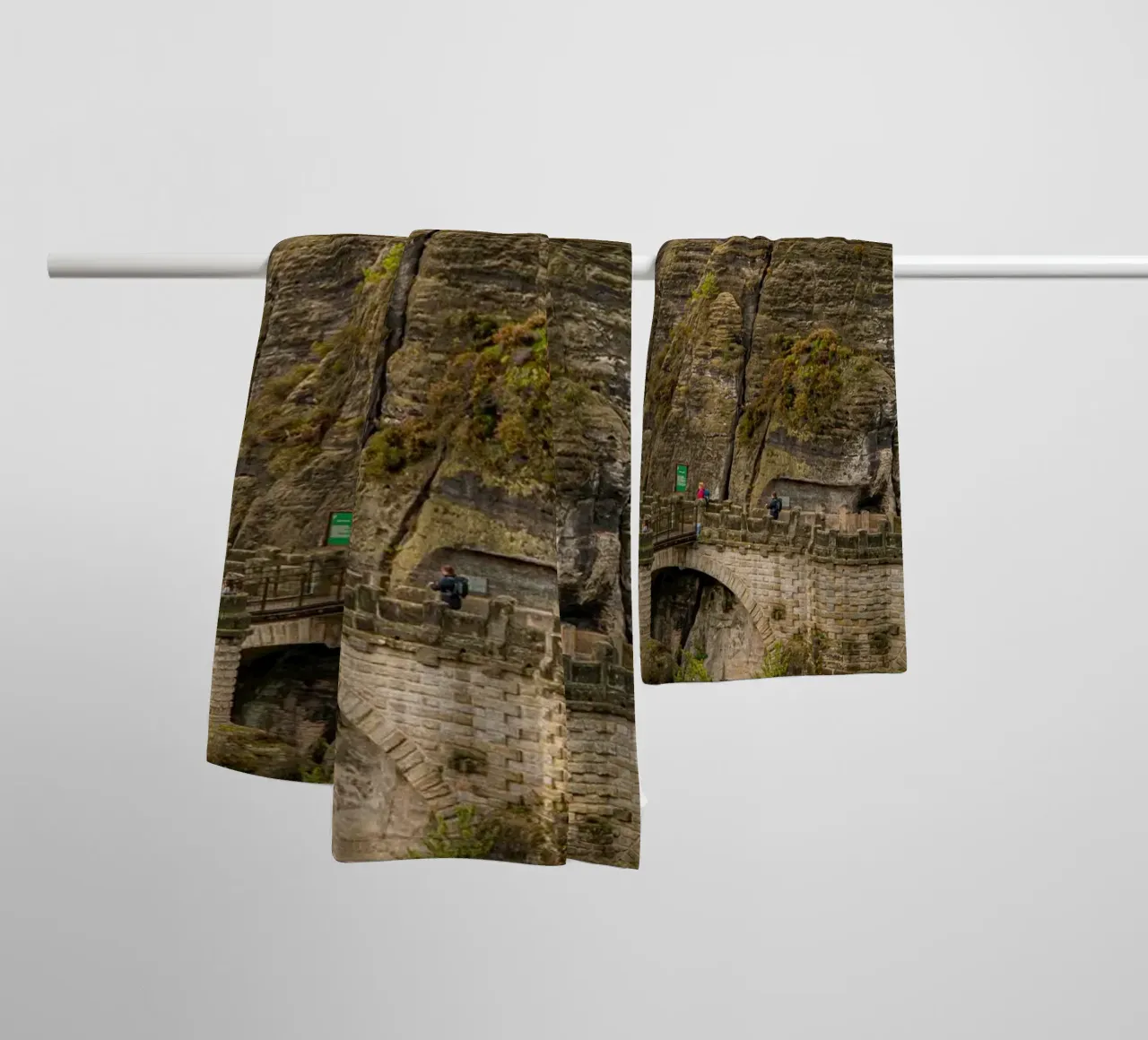 Bastei / Ponte di Bastei - Svizzera sassone in autunno asciugamano da bagno da Bold and Retro