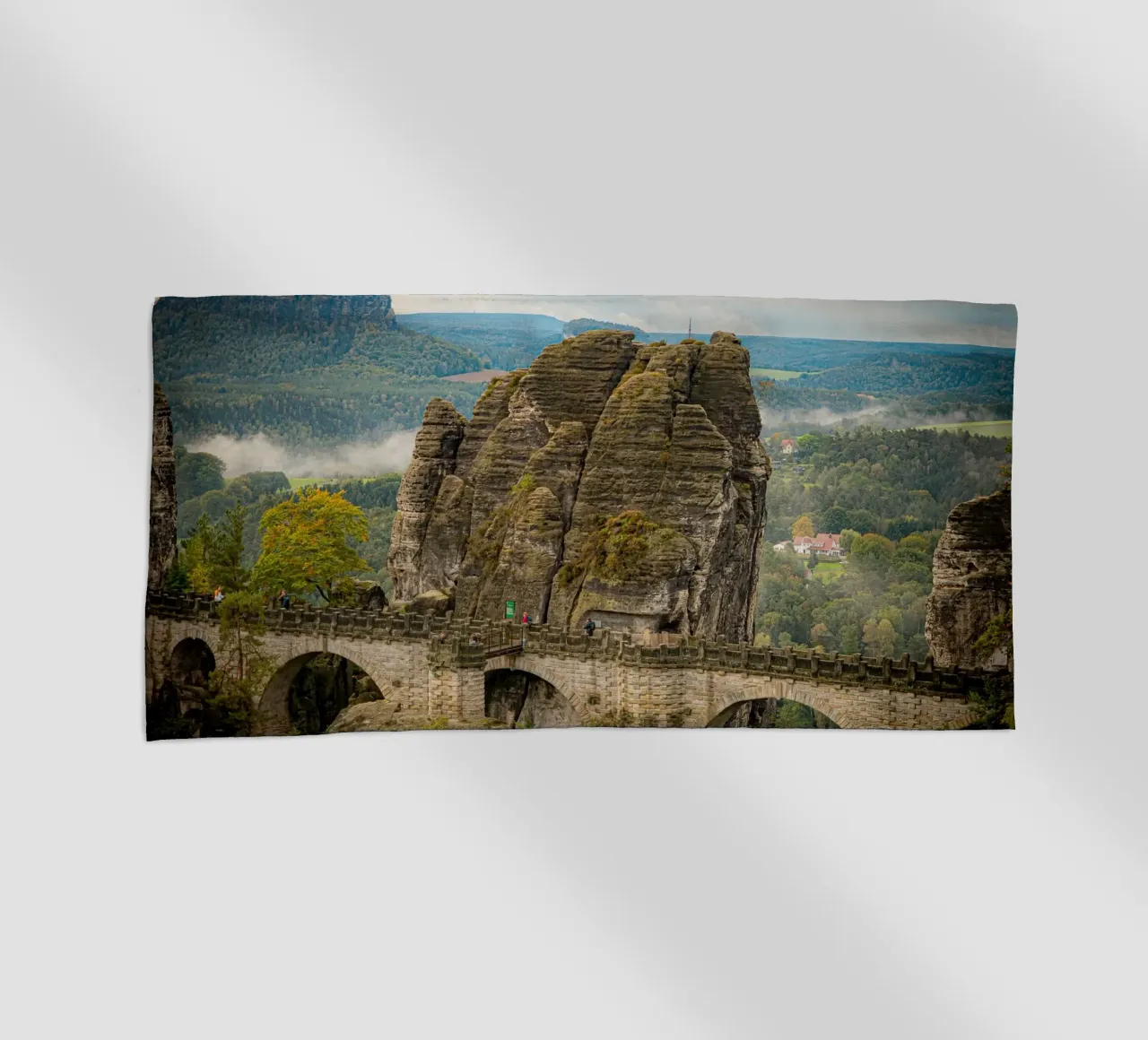 Bastei / Ponte di Bastei - Svizzera sassone in autunno telo mare da Bold and Retro
