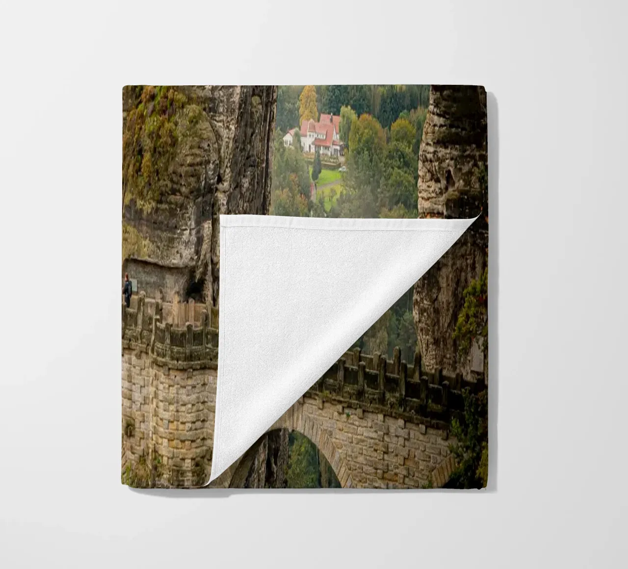 Bastei / Ponte di Bastei - Svizzera sassone in autunno telo mare da Bold and Retro