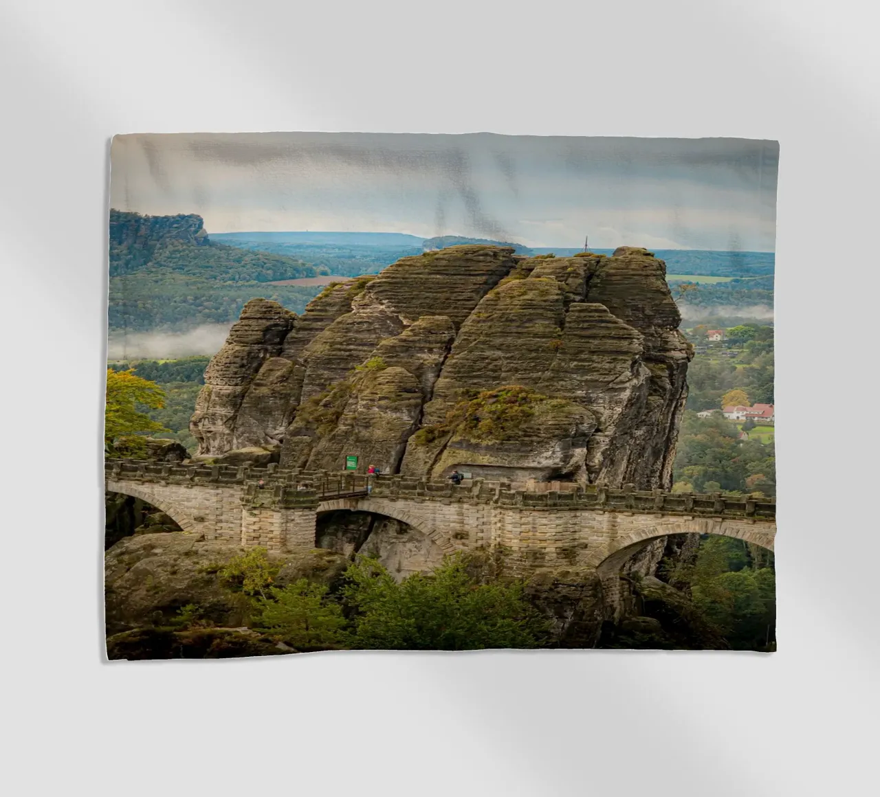 Bastei / Ponte di Bastei - Svizzera sassone in autunno telo mare da Bold and Retro