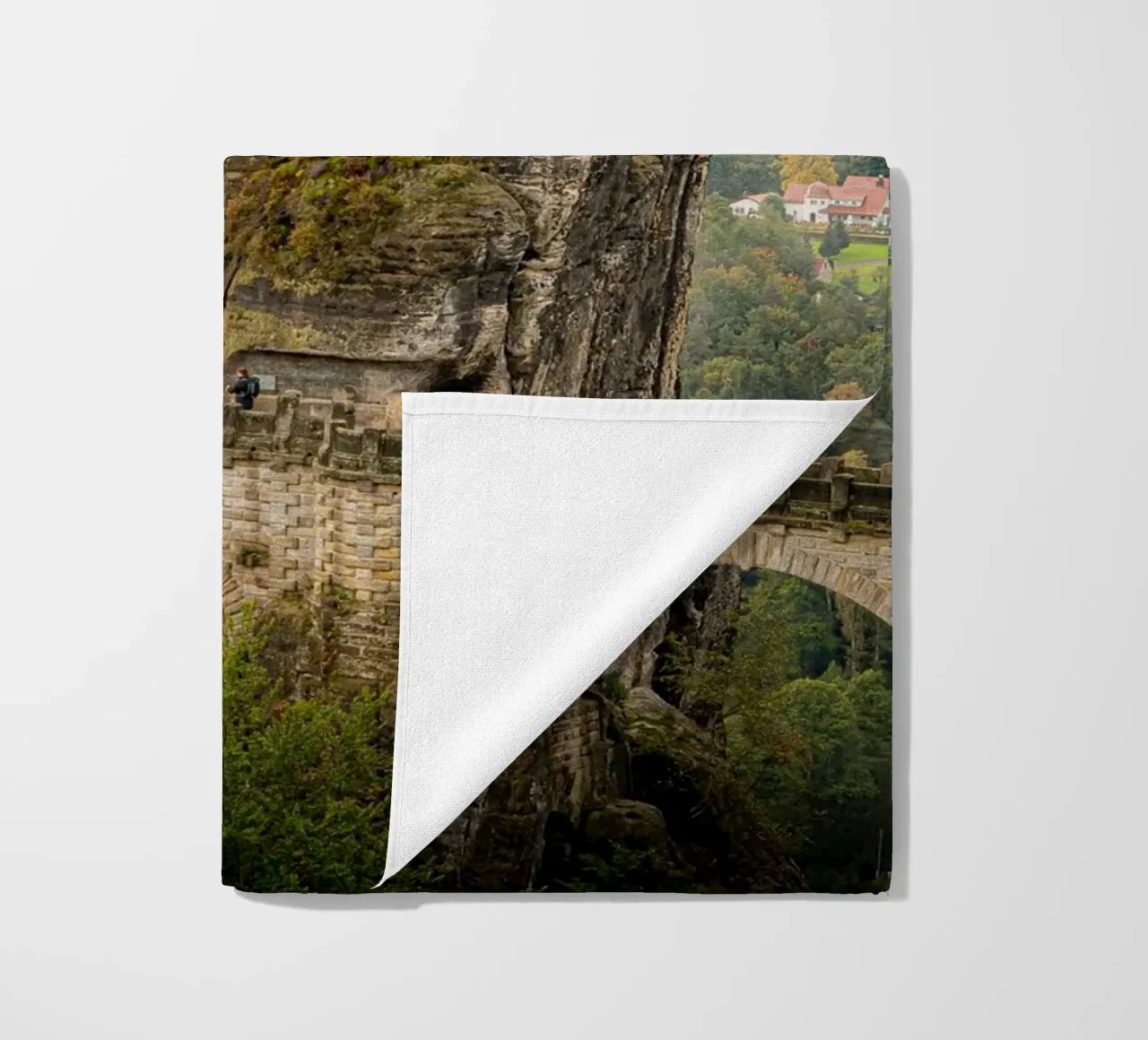 Bastei / Ponte di Bastei - Svizzera sassone in autunno telo mare da Bold and Retro