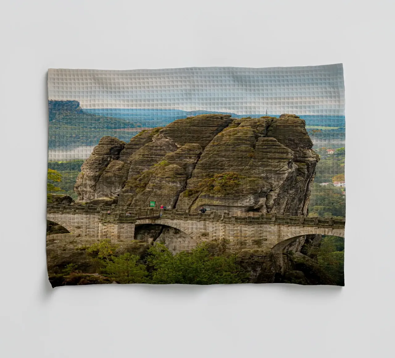 Bastei / Ponte di Bastei - Svizzera sassone in autunno canovaccio da cucina da Bold and Retro