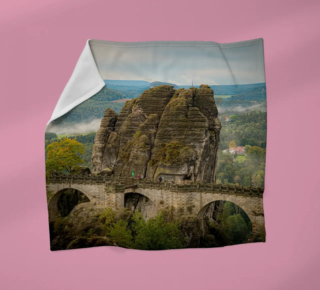 Bastei / Ponte di Bastei - Svizzera sassone in autunno coperta in pile da Bold and Retro