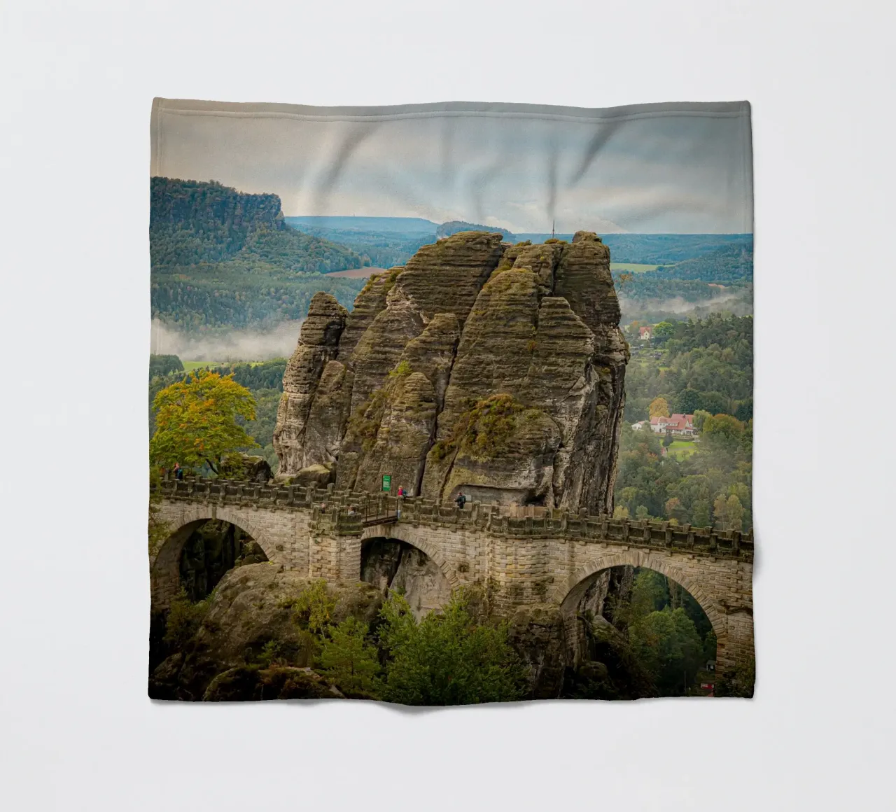 Bastei / Ponte di Bastei - Svizzera sassone in autunno coperta in pile da Bold and Retro