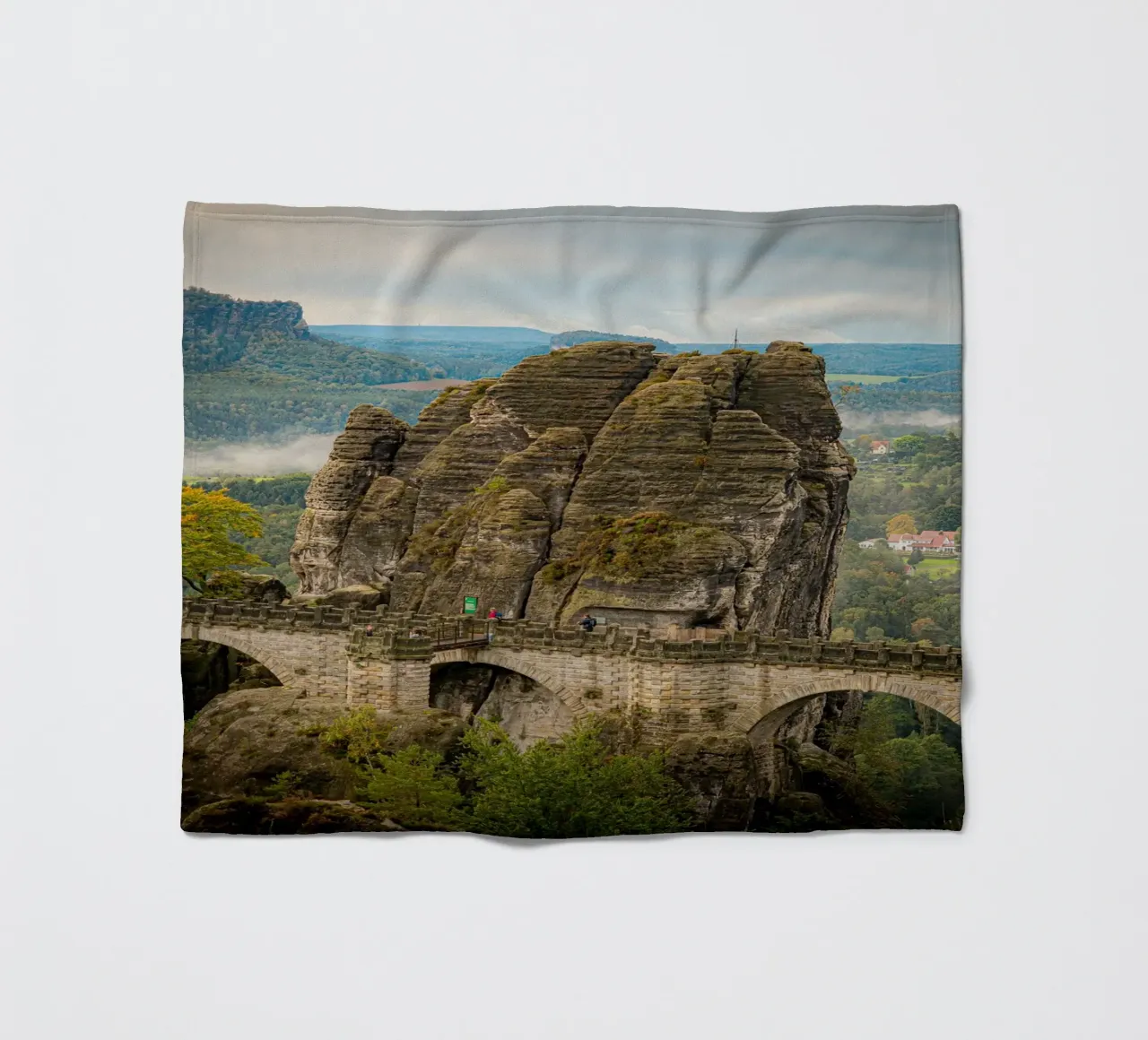 Bastei / Ponte di Bastei - Svizzera sassone in autunno coperta in pile da Bold and Retro