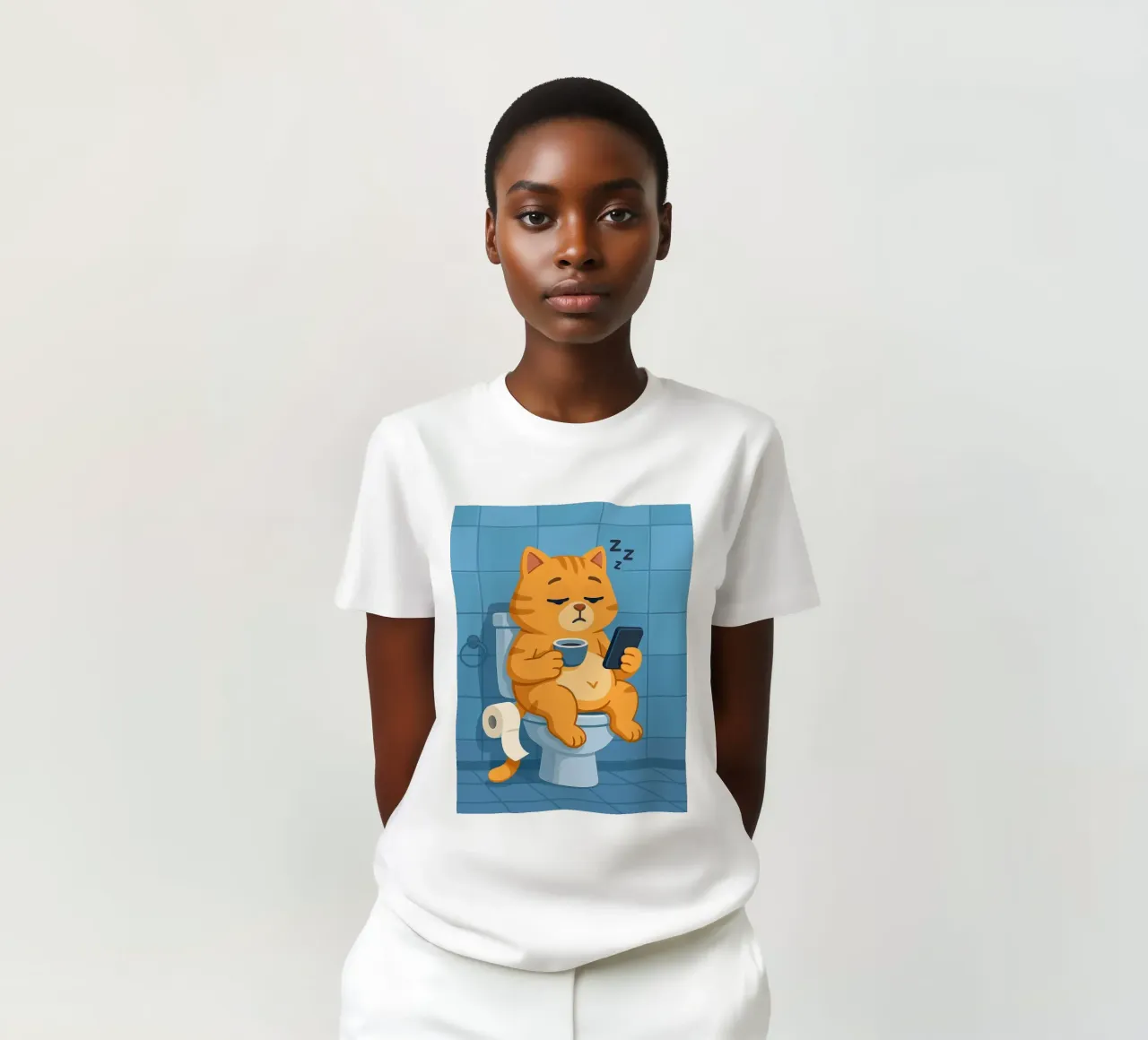 Gatto addormentato sul water con caffè t-shirt da JoyWalkerShop