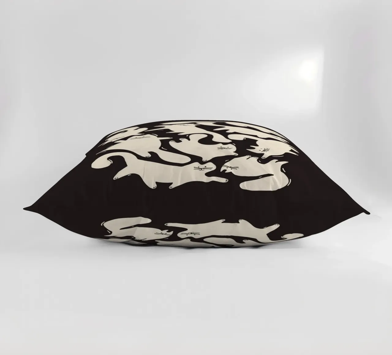Tumbling Cats - Gattini neri e color crema cuscino da showmemars