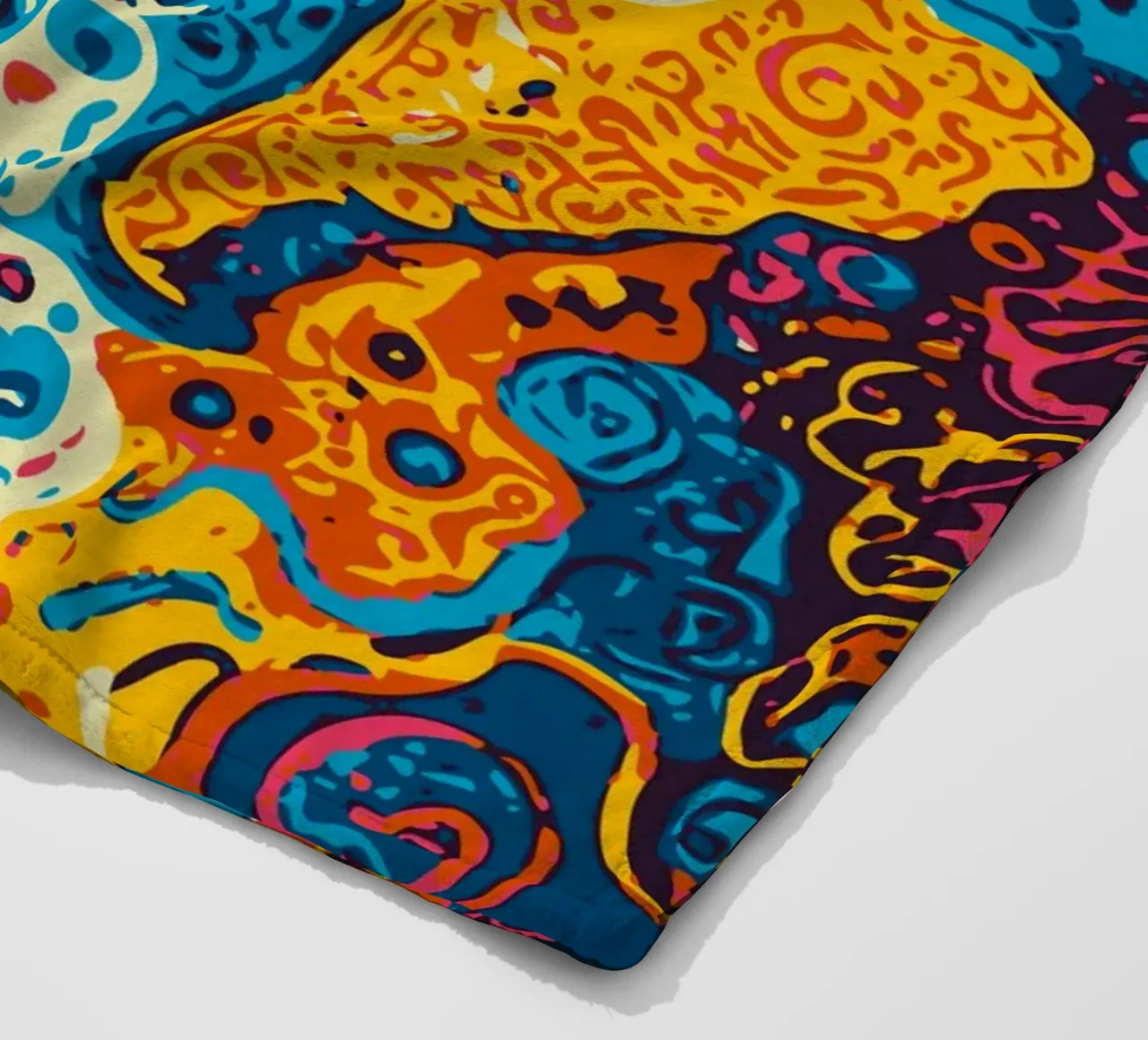 Planet Pattern - Una fusione di arte africana e graffiti coperta in pile da Abstract and Patterns