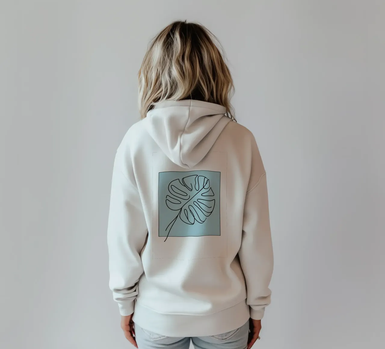 Disegno lineare minimalista di una foglia di Monstera felpa con cappuccio da Bloom And Brush