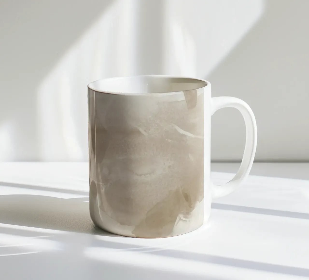 Pennellate astratte beige 1 tazza in ceramica da NouveauPrints