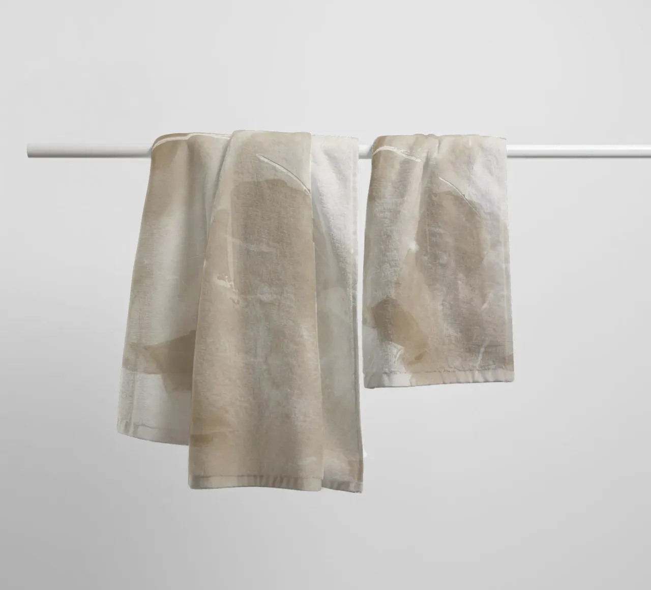 Pennellate astratte beige 1 asciugamano da bagno da NouveauPrints