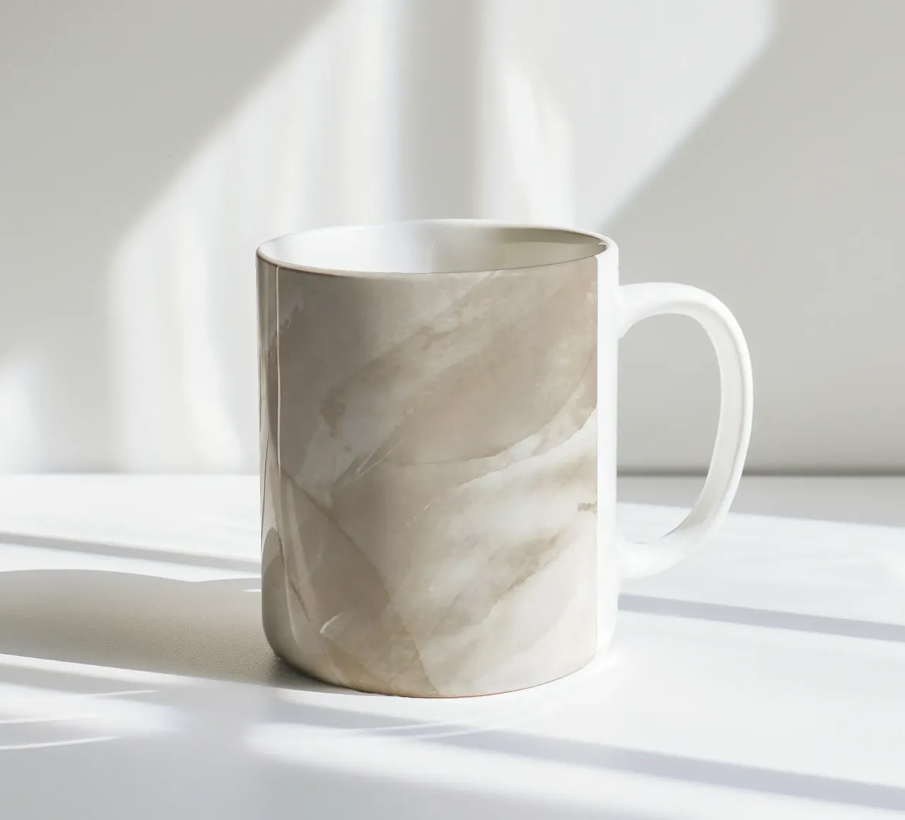 Pennellate astratte beige 3 tazza in ceramica da NouveauPrints